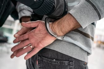 Bundespolizisten bei der Festnahme: Ein Mann wird in Handschellen abgeführt (Symbolbild).