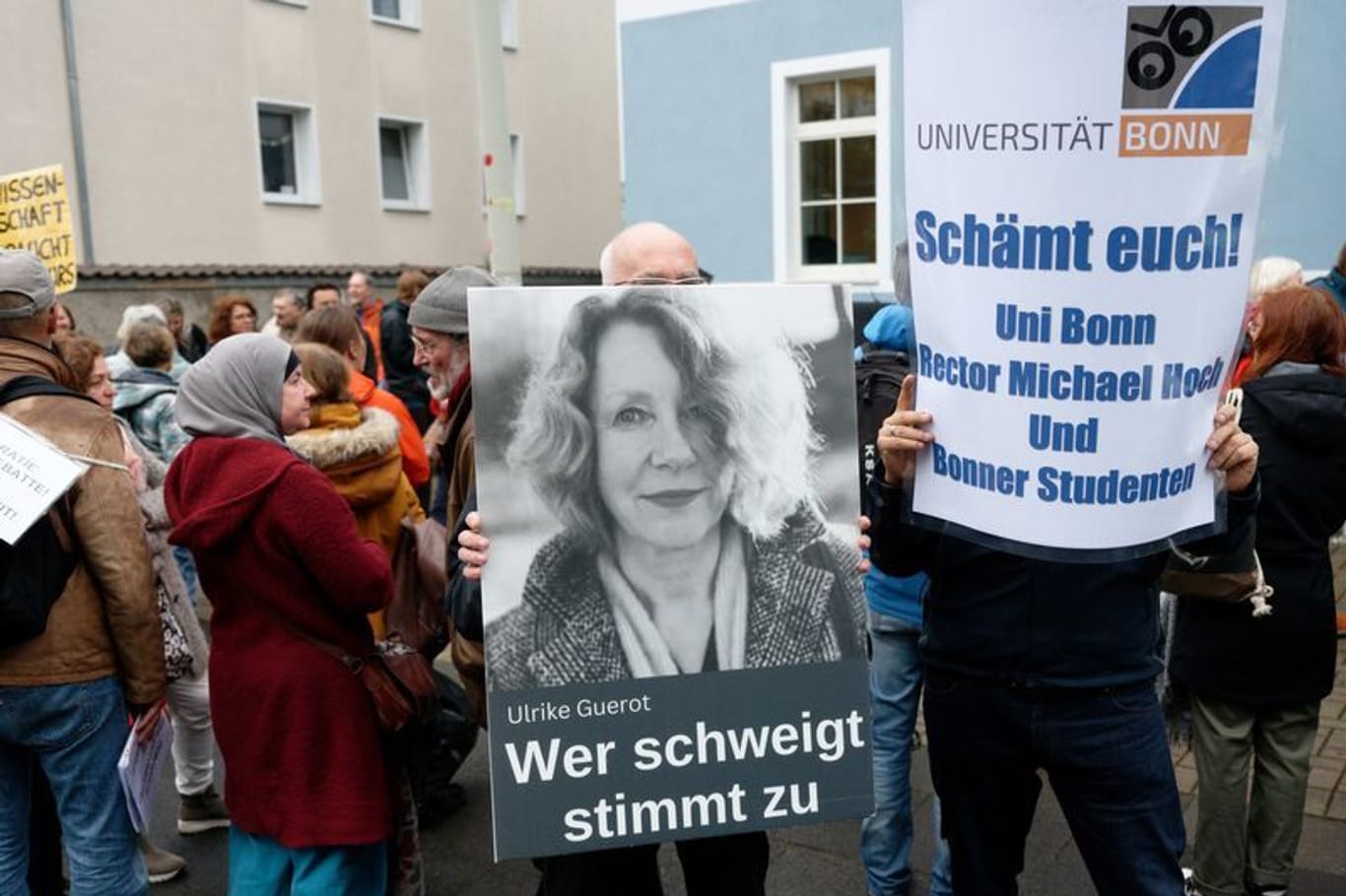 Teilnehmer einer Demonstration bekunden mit Schildern und Reden vor dem Arbeitsgericht in Bonn ihre Solidarität mit der Politologin Ulrike Guérot.