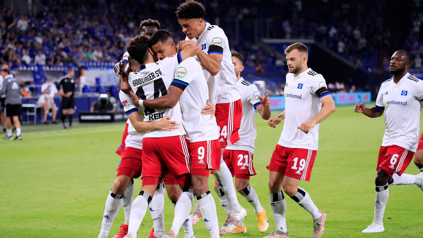 Einer der größten HSV-Triumphe in der zweiten Bundesliga: Zum Saisonauftakt 2021/22 gewinnt das Team das "Giganten"-Duell auf Schalke.