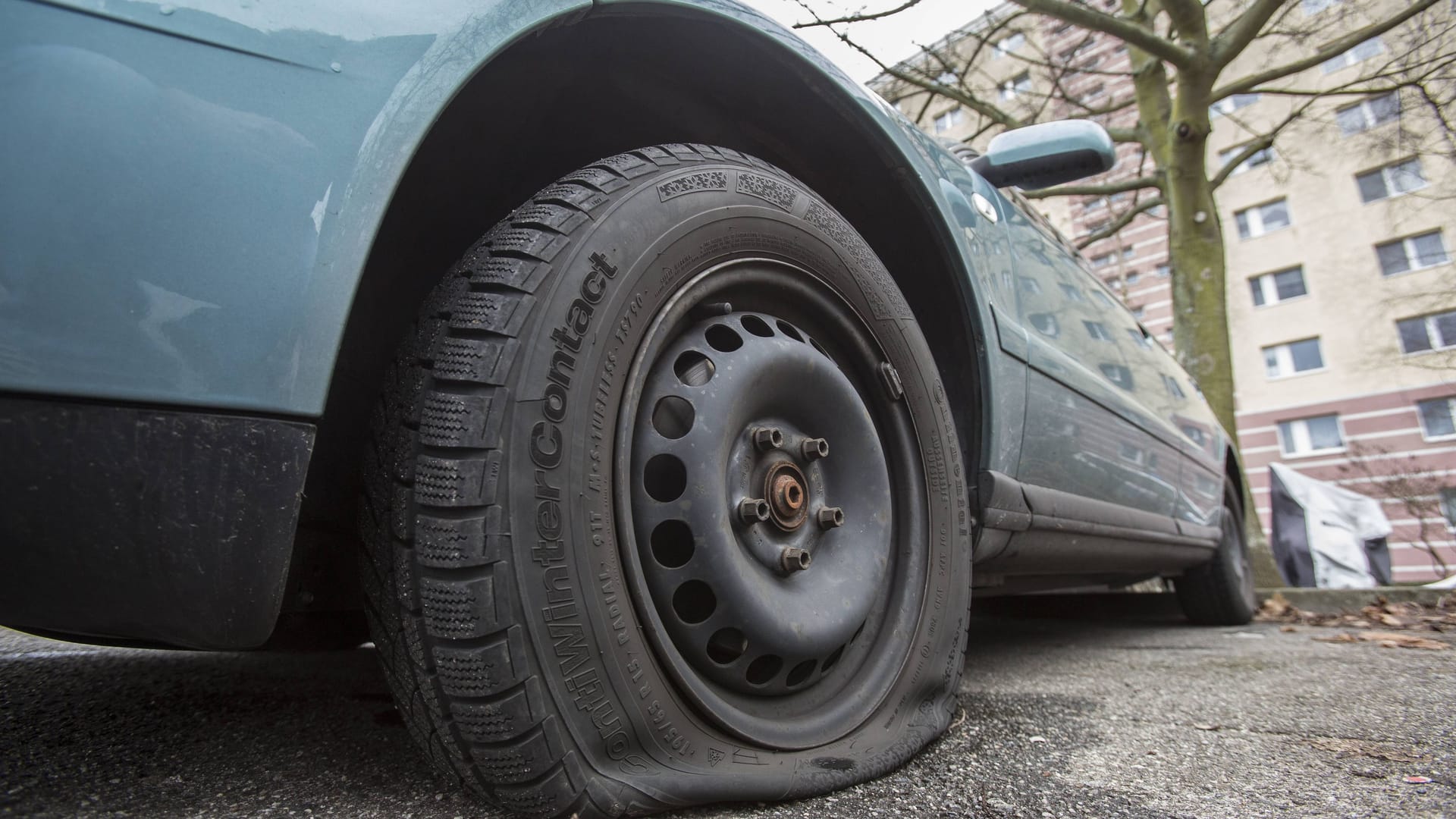 Zerstochene Autoreifen (Archivbild): In Berlin hat ein Zeuge die Suff-Fahrt mehrerer Männer beendet. Zerstochene Autoreifen (Archivbild): In Berlin hat ein Zeuge die Suff-Fahrt mehrerer Männer beendet.