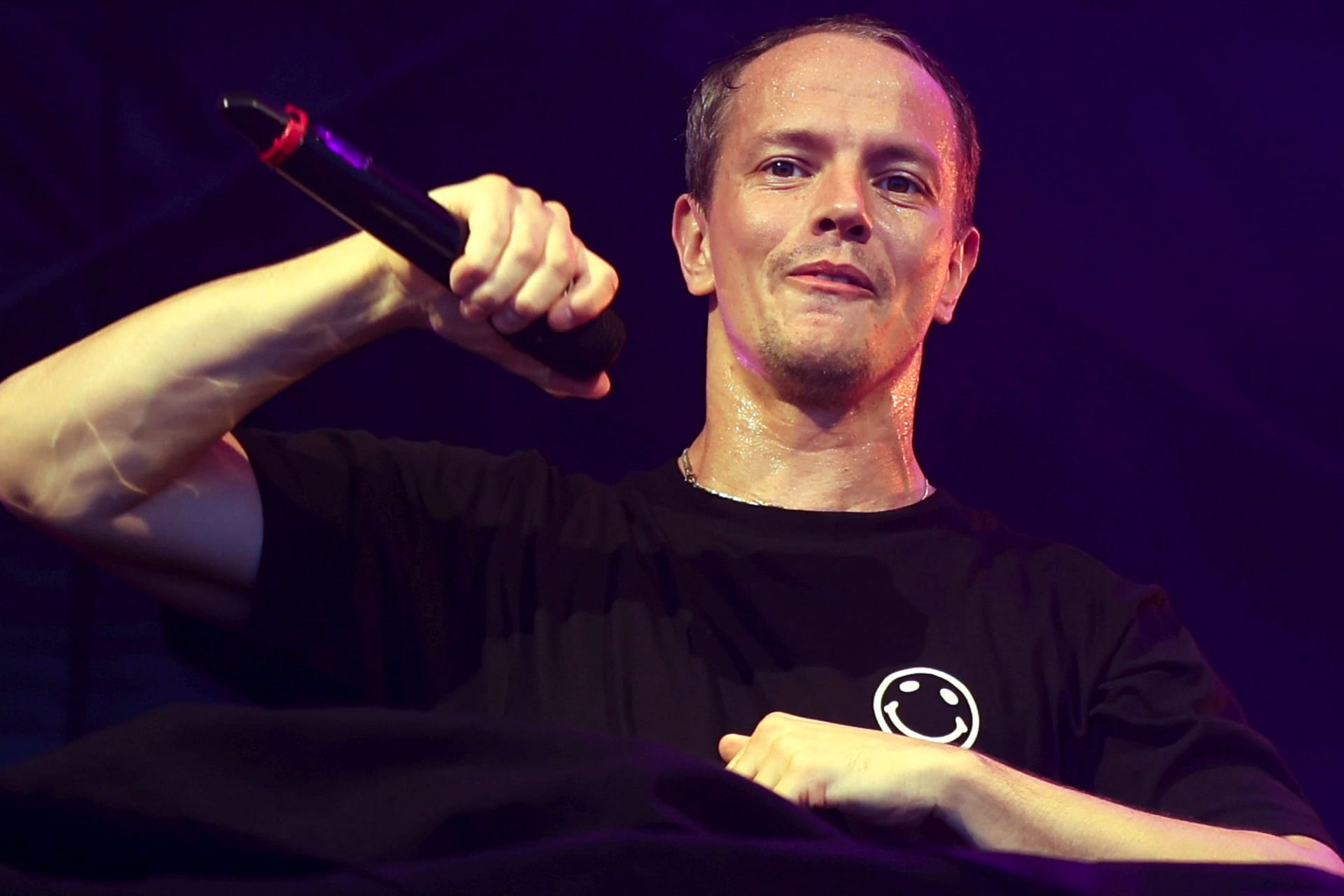 Alle Farben live auf der Bühne (Archivbild): Im Mai legt der Star-DJ beim Hamburger Hafengeburtstag auf. Alle Farben live auf der Bühne (Archivbild): Im Mai legt der Star-DJ beim Hamburger Hafengeburtstag auf.