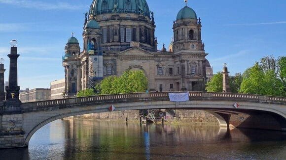 "Letzte Generation" - Protestbanner an der Museumsinsel in Berlin