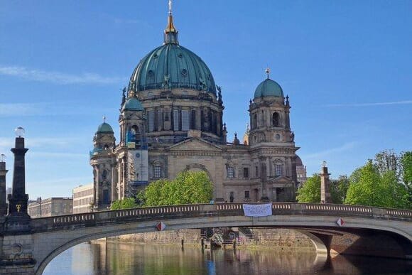 "Letzte Generation" - Protestbanner an der Museumsinsel in Berlin