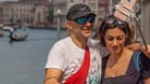 Ein Selfie in Venedig: Viele Tourismushochburgen ächzen unter dem Ansturm der Besucher.
