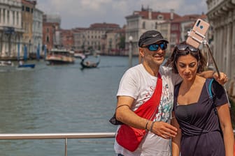 Ein Selfie in Venedig: Viele Tourismushochburgen ächzen unter dem Ansturm der Besucher.