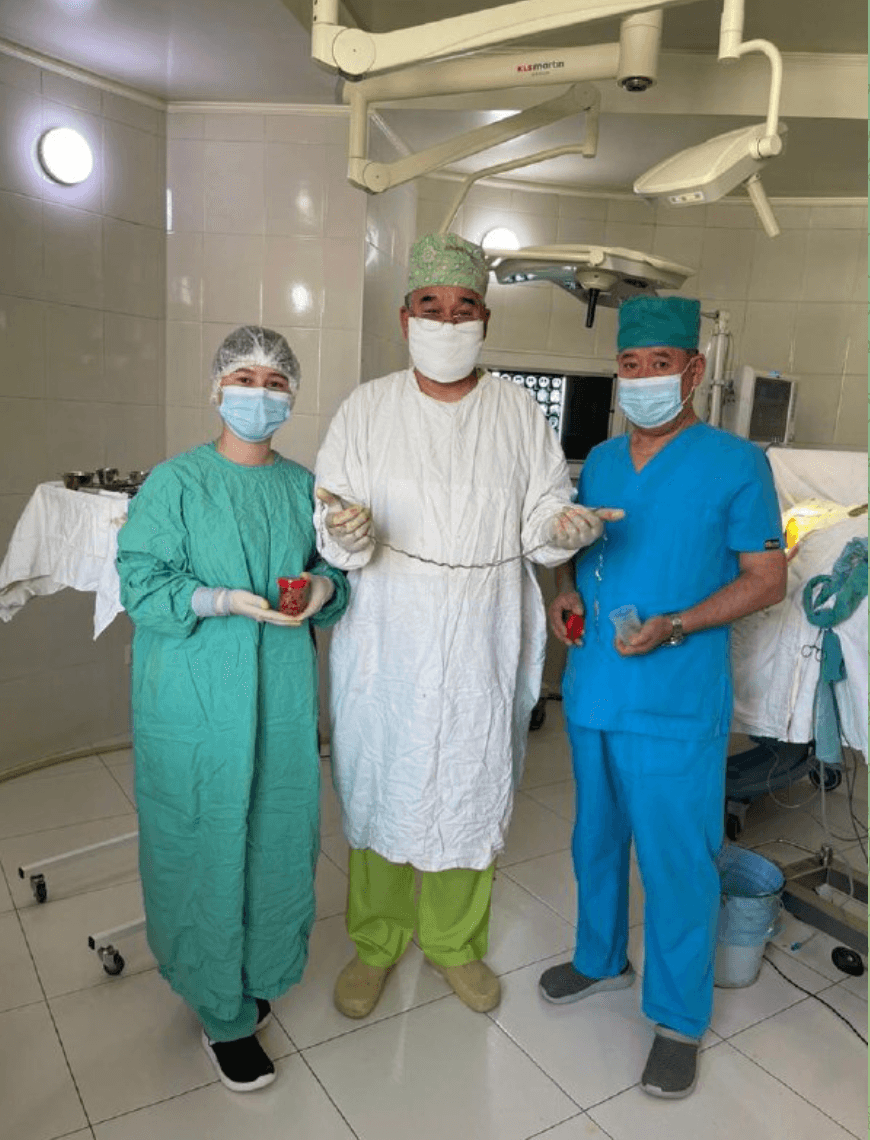 Ein Bild zeigt die Mediziner mit einer langen lockigen Strähne nach dem erfolgreichen Eingriff.