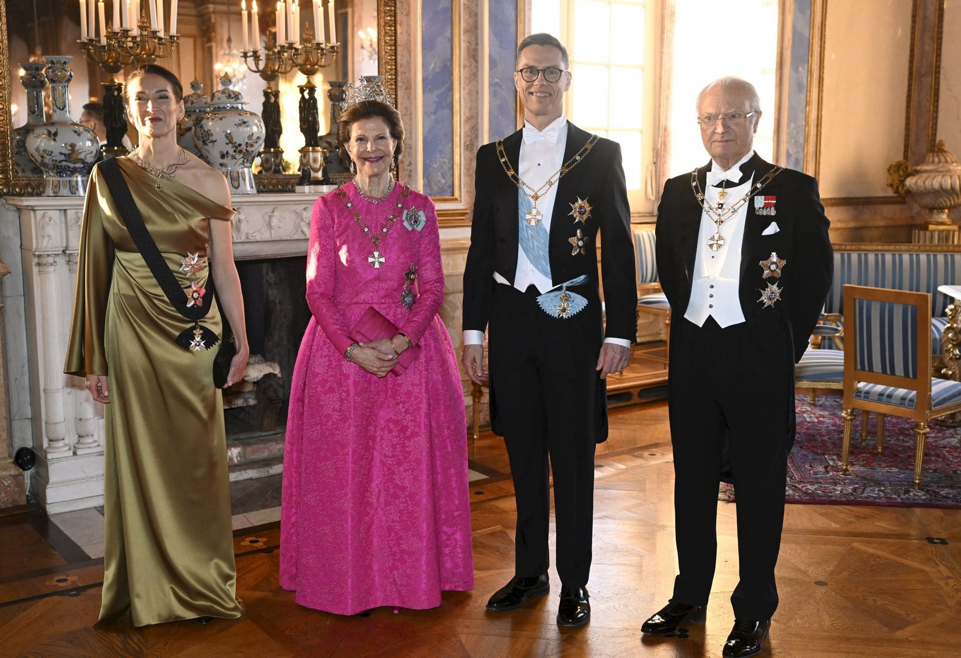 Suzanne Innes-Stubb, Königin Silvia, Alexander Stubb, und König Carl XVI. Gustaf vor dem Staatsdinner im Königlichen Palast
