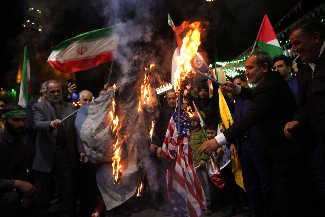 Wütender Protest: Demonstranten in Teheran verbrennen israelische, amerikanische und britische Flaggen.