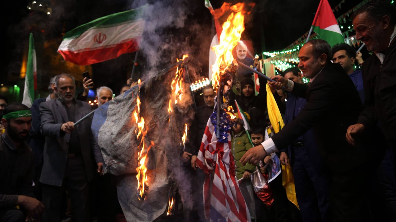 Wütender Protest: Demonstranten in Teheran verbrennen israelische, amerikanische und britische Flaggen.