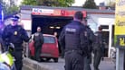 Zwei rivalisierende Gruppen sind am Montagabend an der Kieler Straße aufeinander losgegangen: Die Polizei hat zwei Männer festgenommen.