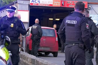 Zwei rivalisierende Gruppen sind am Montagabend an der Kieler Straße aufeinander losgegangen: Die Polizei hat zwei Männer festgenommen.