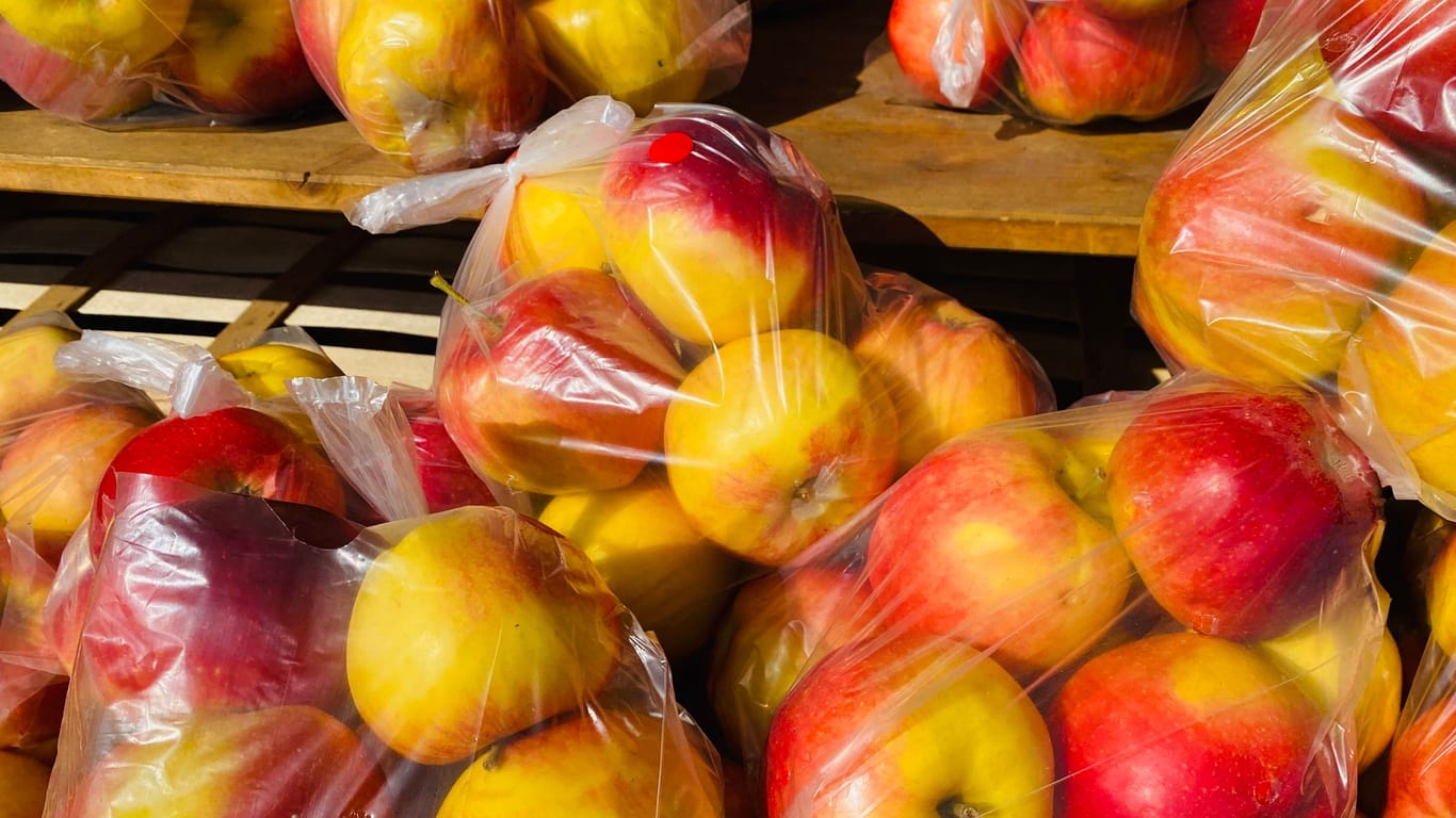 Äpfel in Plastik verpackt (Symbolbild): Auch hierfür hat die EU neue Richtlinien beschlossen.