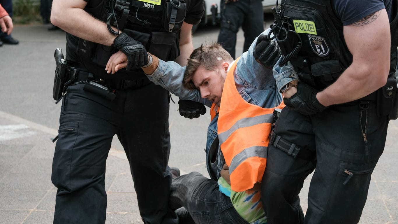 Letzte Generation Blockade in Berlin On May 23, 2023 activists of the Last Generation blocked a road in Berlin, Germany. Police used compliance pain holds and grabbed the camera of the press.