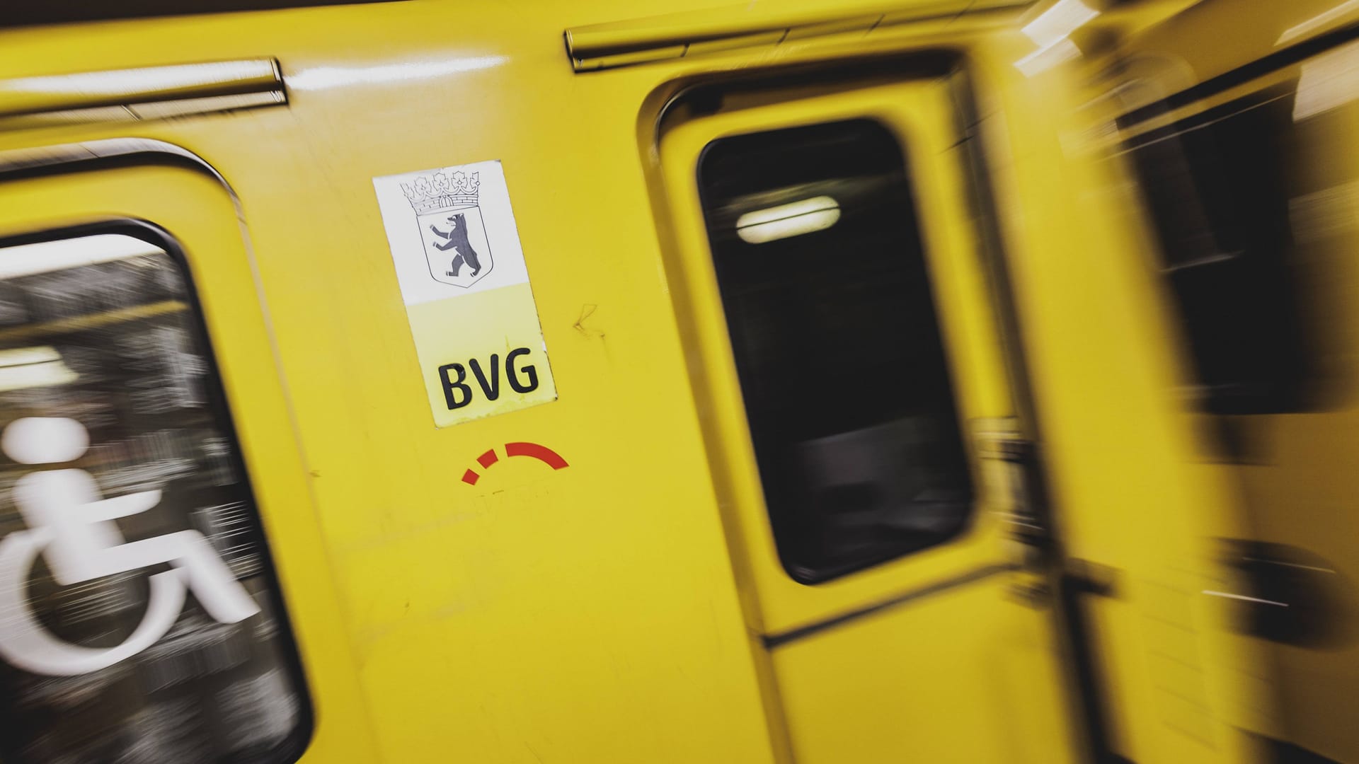 Eine U-Bahnlinie der BVG: Ein U-Bahnfahrer soll Fahrgäste rassistisch beleidigt haben.