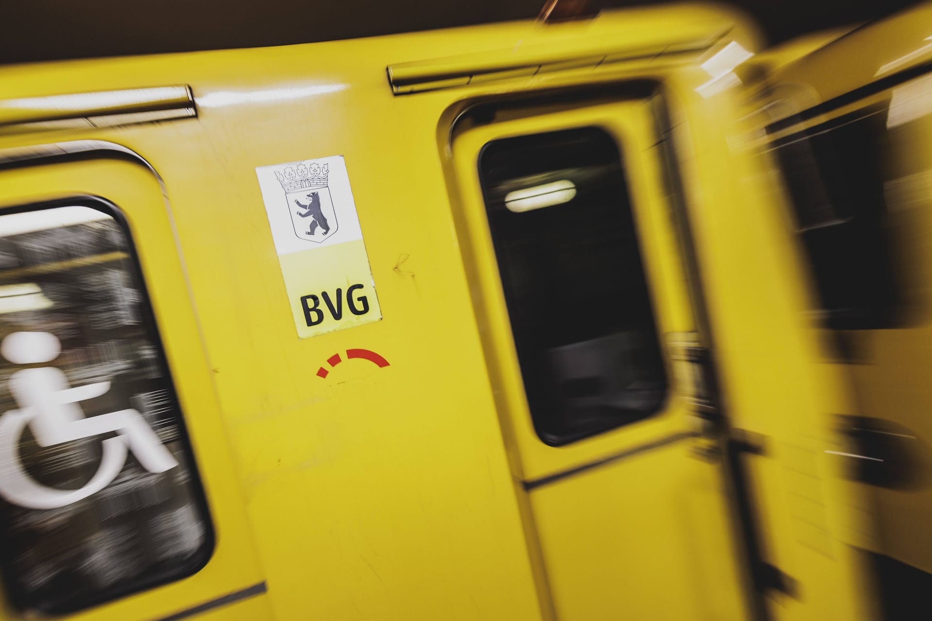 Eine U-Bahnlinie der BVG: Ein U-Bahnfahrer soll Fahrgäste rassistisch beleidigt haben.