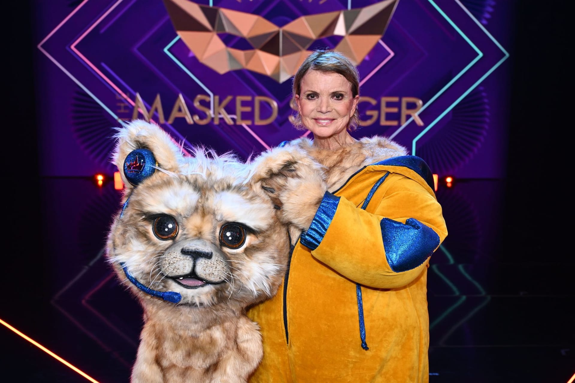 Uschi Glas steht in ihrem Kostüm als Tapsi, der Babylöwe, auf der Bühne bei der ProSieben-Musikshow "The Masked Singer".