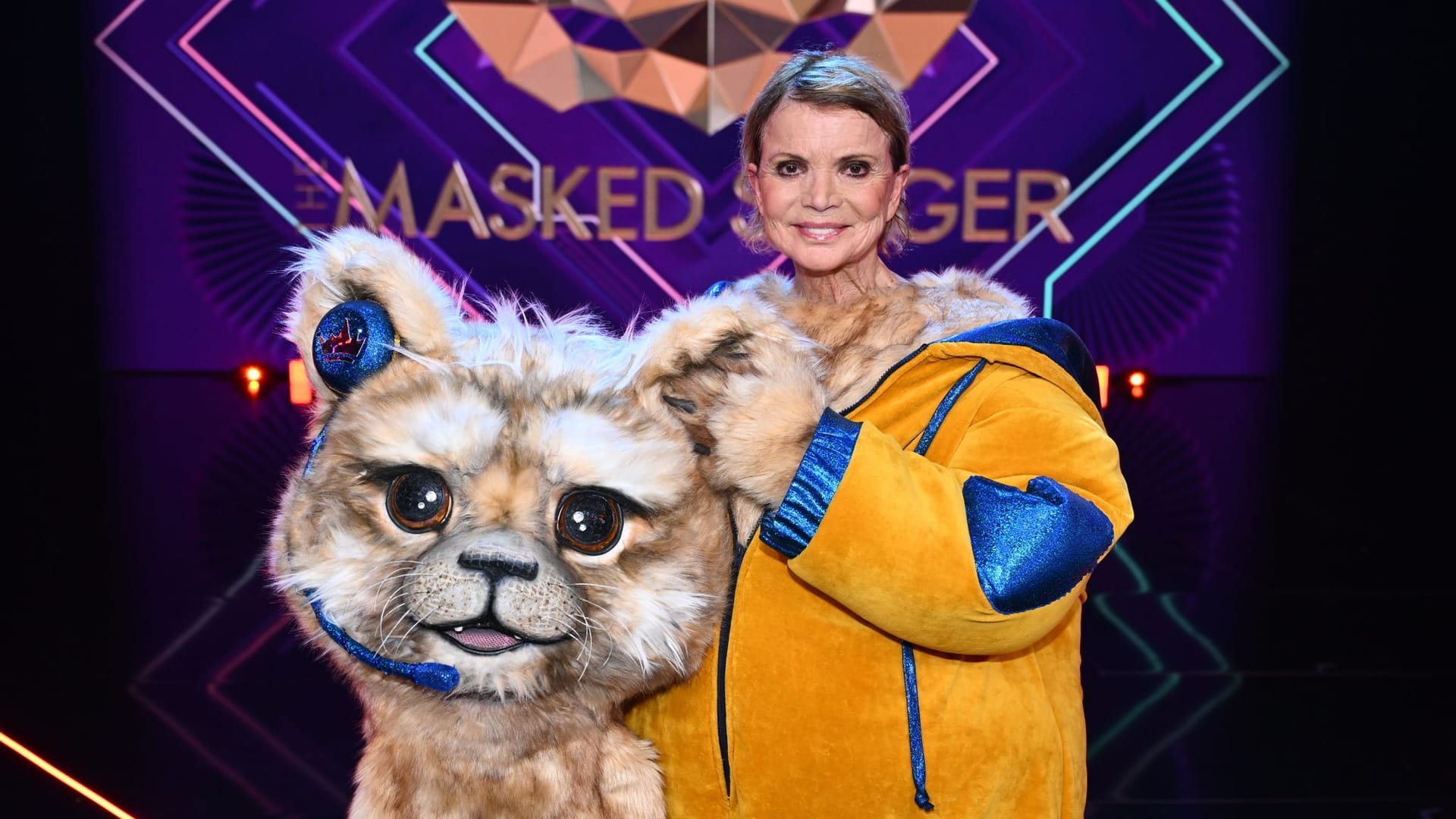 Uschi Glas steht in ihrem Kostüm als Tapsi, der Babylöwe, auf der Bühne bei der ProSieben-Musikshow "The Masked Singer".