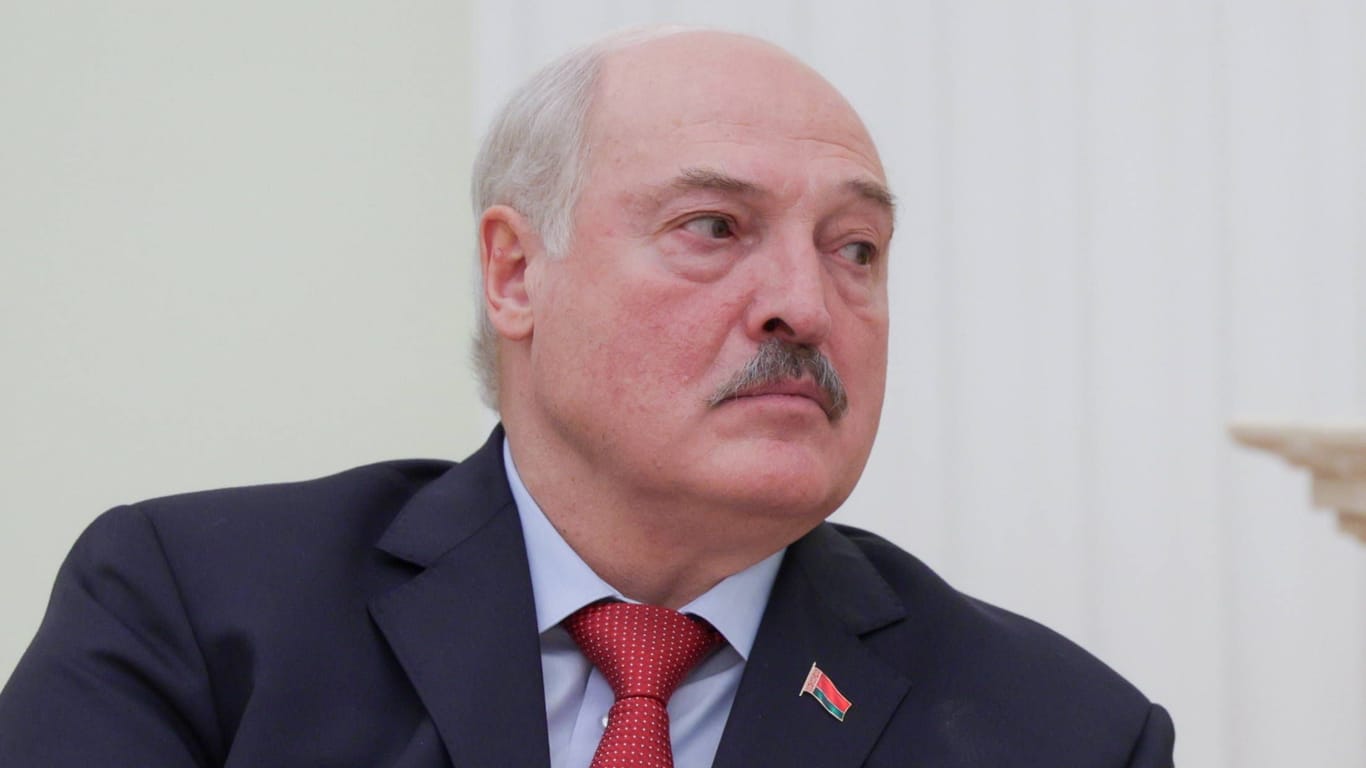 Alexander Lukaschenko (Archivbild): Der Präsident von Belarus hat einige Spitzenmitarbeiter von ihren Posten entfernt.