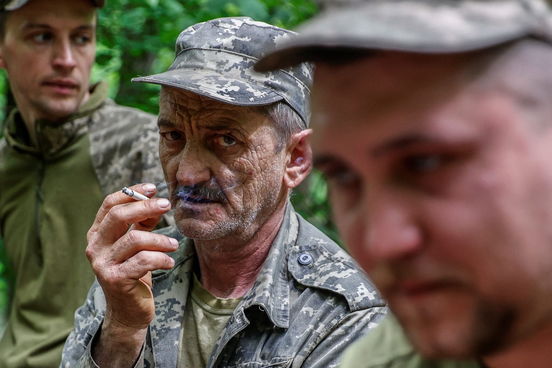 Ukrainische Soldaten zwischen zwei Gefechten nahe Donezk.