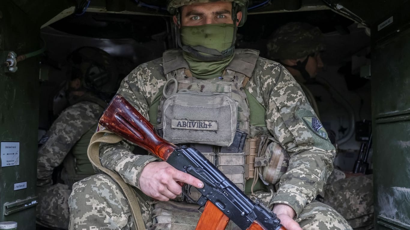 Ukrainischer Soldat der 25. Luftlandebrigade im Donezk-Gebiet.