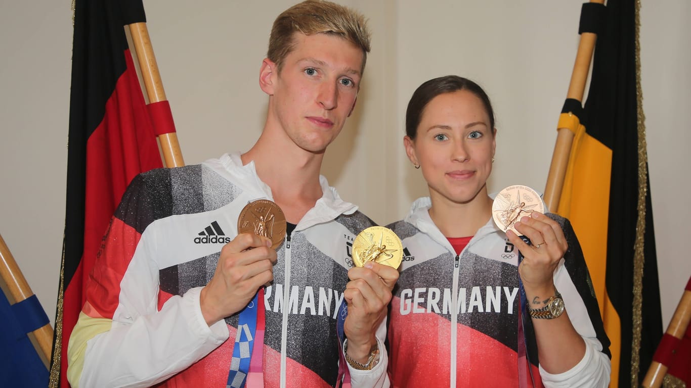 Florian Wellbrock mit seiner Frau Sarah (r.): Sie gewann in Tokio Bronze über die 1.500 Meter Freistil und hat inzwischen ihre Karriere beendet.