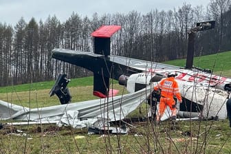 Der abgestürzte Spezialhubschrauber: Beim Start im thüringischen Judenbach wurde der Helikopter von einer Böe erfasst.