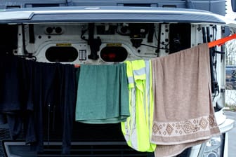LKW-Fahrer trocknet seine Wäsche bei offener Motorhaube (Symbolbild): 23.000 LKW-Parkplätze fehlen in Deutschland.
