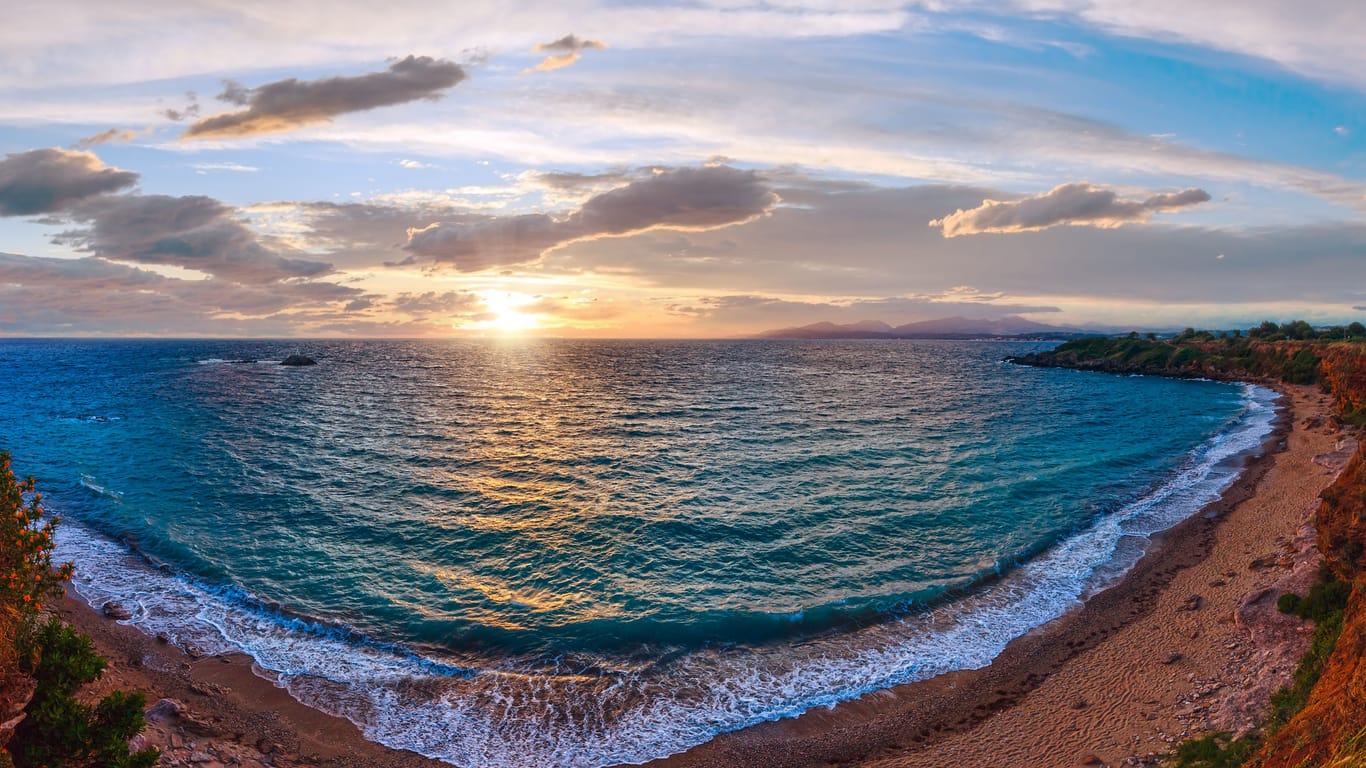 Sonnenuntergang am Mytikas Beach auf Lefkada: Die Insel zählt acht Campingplätze.