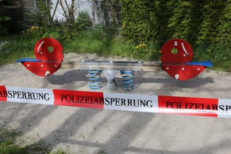 Polizeiabsperrung eines Spielplatzes (Symbolbild): Die Frau verschaffte sich unerlaubterweise Zutritt zu der Kindertagesstätte.