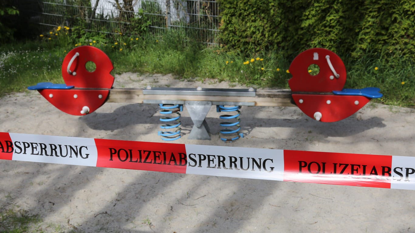 Polizeiabsperrung eines Spielplatzes (Symbolbild): Die Frau verschaffte sich unerlaubterweise Zutritt zu der Kindertagesstätte.