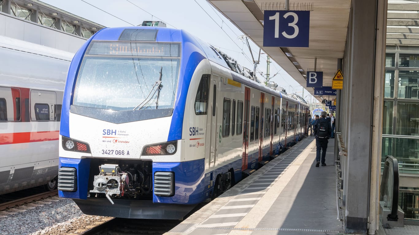 Eine S3 am Hauptbahnhof in Hannover (Symbolbild): Die S-Bahnen in der Landeshauptstadt werden von der Transdev betrieben.