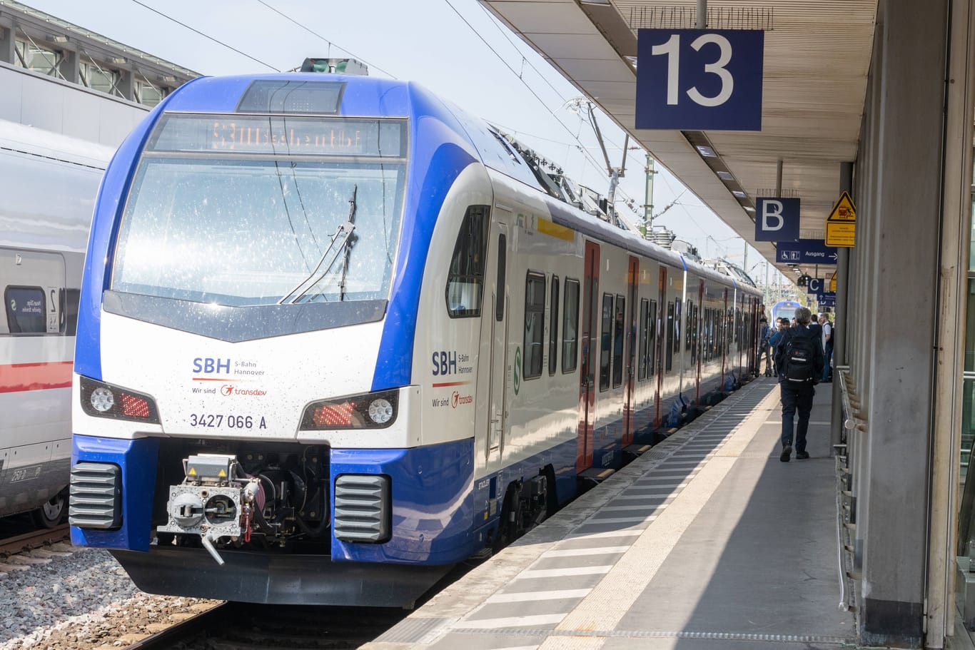 Eine S3 am Hauptbahnhof in Hannover (Symbolbild): Die S-Bahnen in der Landeshauptstadt werden von der Transdev betrieben.