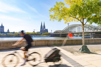 Ab nach draußen (Archivfoto): Am Wochenende soll es in Köln laut einem Wetterdienst bis zu 24 Grad warm werden.