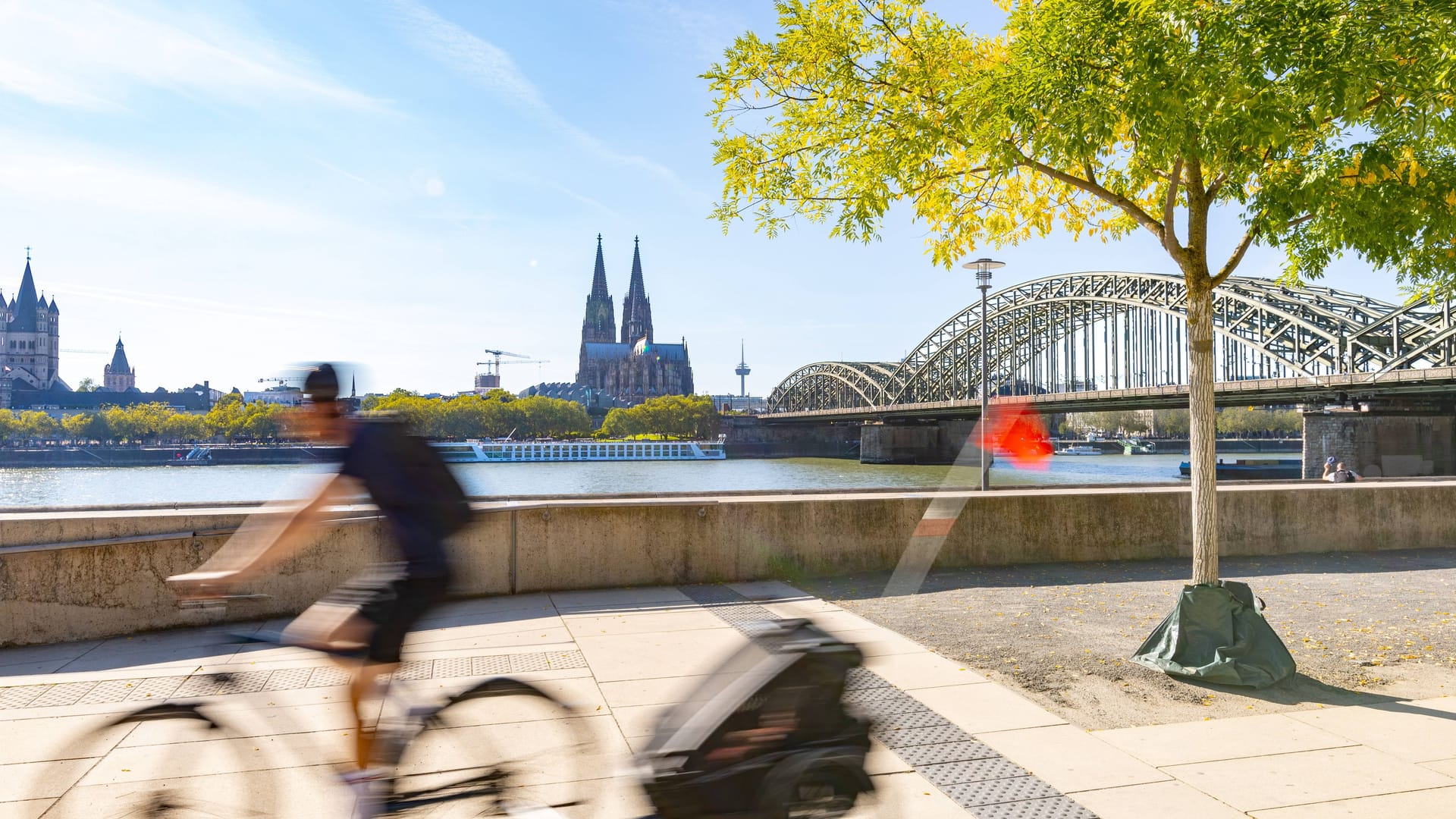Ab nach draußen (Archivfoto): Am Wochenende soll es in Köln laut einem Wetterdienst bis zu 24 Grad warm werden. Ab nach draußen (Archivfoto): Am Wochenende soll es in Köln laut einem Wetterdienst bis zu 24 Grad warm werden.