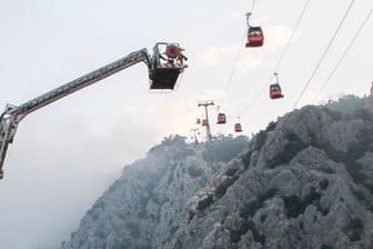 Antalya: Ein Rettungsteam arbeitet mit Passagieren einer Seilbahn außerhalb von Antalya.