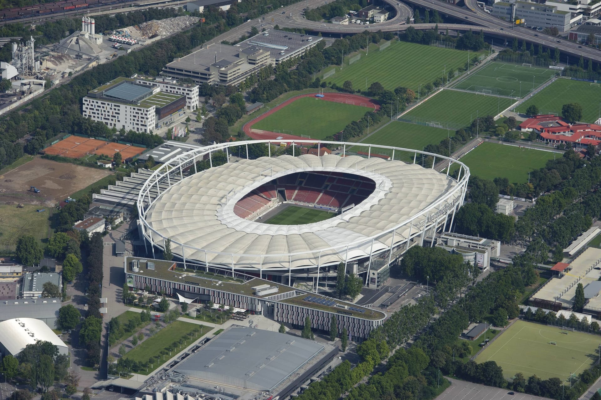 MHPArena in Stuttgart: Auch die Heimspielstätte des VfB Stuttgart spielte bei der WM 2006 eine Hauptrolle. So krönte das DFB-Team sein Sommermärchen mit dem Gewinn der Bronzemedaille in Stuttgart. In diesem Jahr wird das DFB-Team schon in der Gruppenphase in Stuttgart zu Gast sein und dort auf Ungarn treffen. Hinzu kommen drei weitere Gruppenspiele und ein Viertelfinale. Insgesamt 51.000 Zuschauer werden die Spiele von den Rängen verfolgen können.