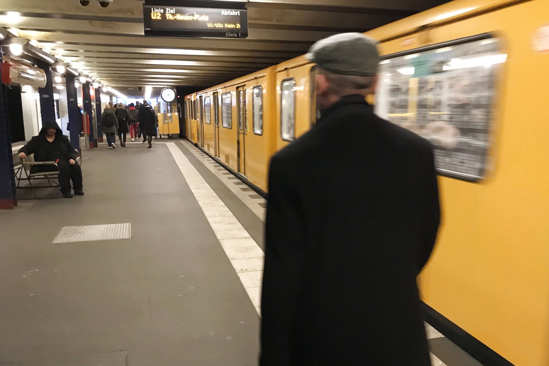 U-Bahnhof Rosa-Luxemburg-Platz (Archivbild): Hier kam es zu einem brutalen Angriff auf einen Senior.