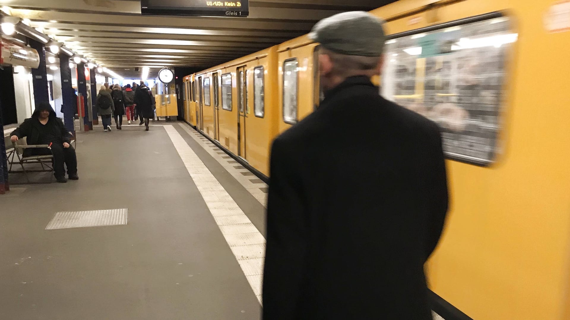 U-Bahnhof Rosa-Luxemburg-Platz (Archivbild): Hier kam es zu einem brutalen Angriff auf einen Senior.