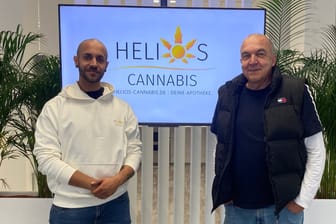 Pharmareferent Manuel Käsche (links) und Apotheker Stefan Mahr wollen in ihrer Apotheke auf die positiven Seiten von Cannabis aufmerksam machen.