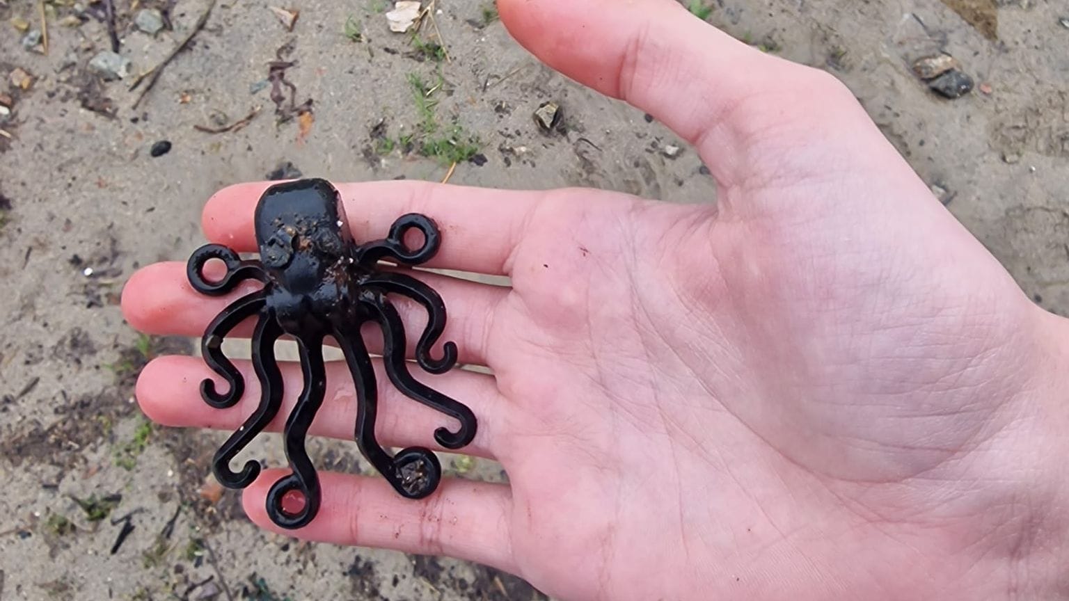 Undatiertes Familienfoto von Liutauras Cemolonskas, der einen Lego-Kraken in der Hand hält.