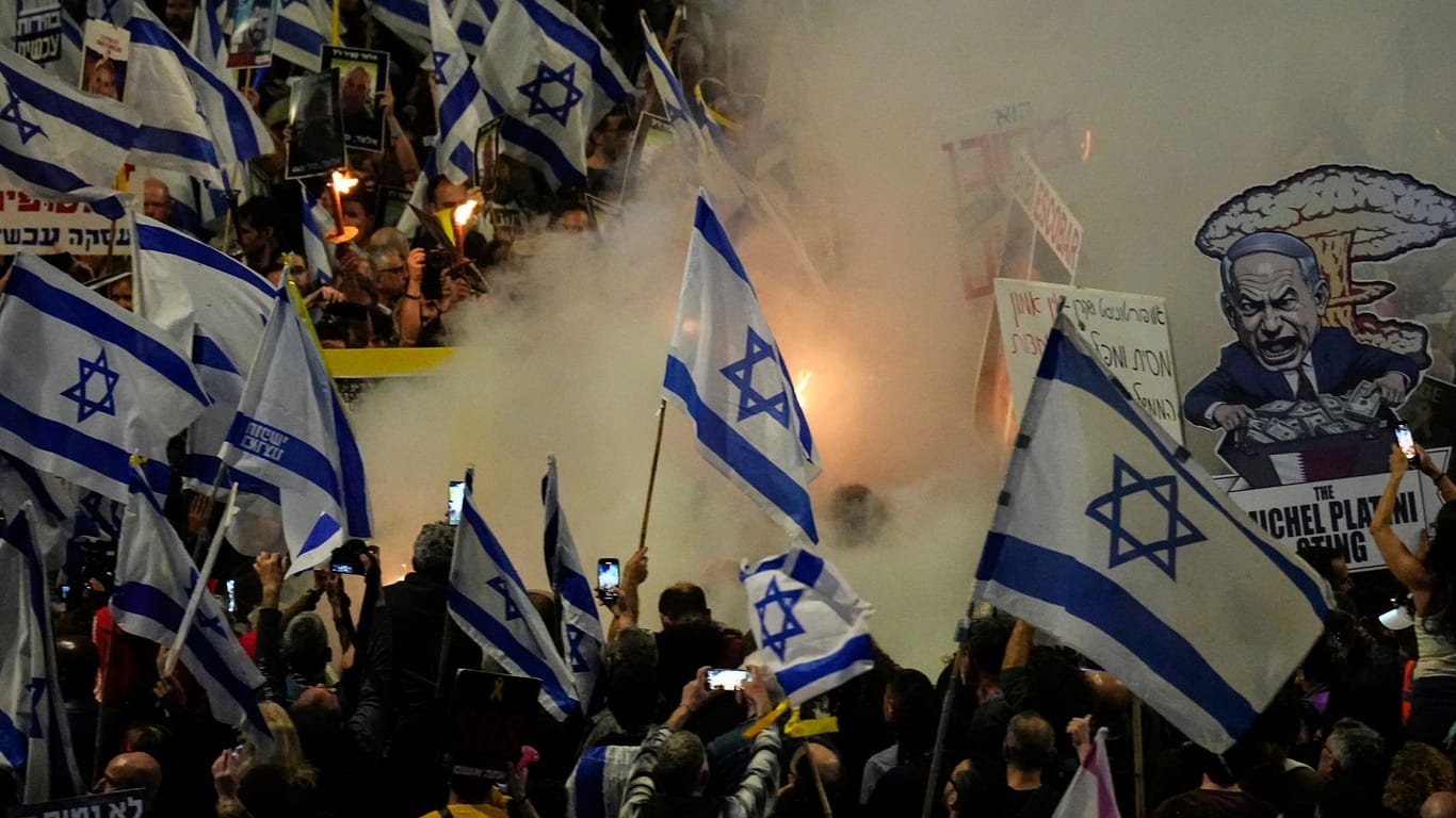 Menschen protestieren gegen die Regierung des israelischen Ministerpräsidenten Netanjahu und fordern die Freilassung der Hamas-Geiseln.