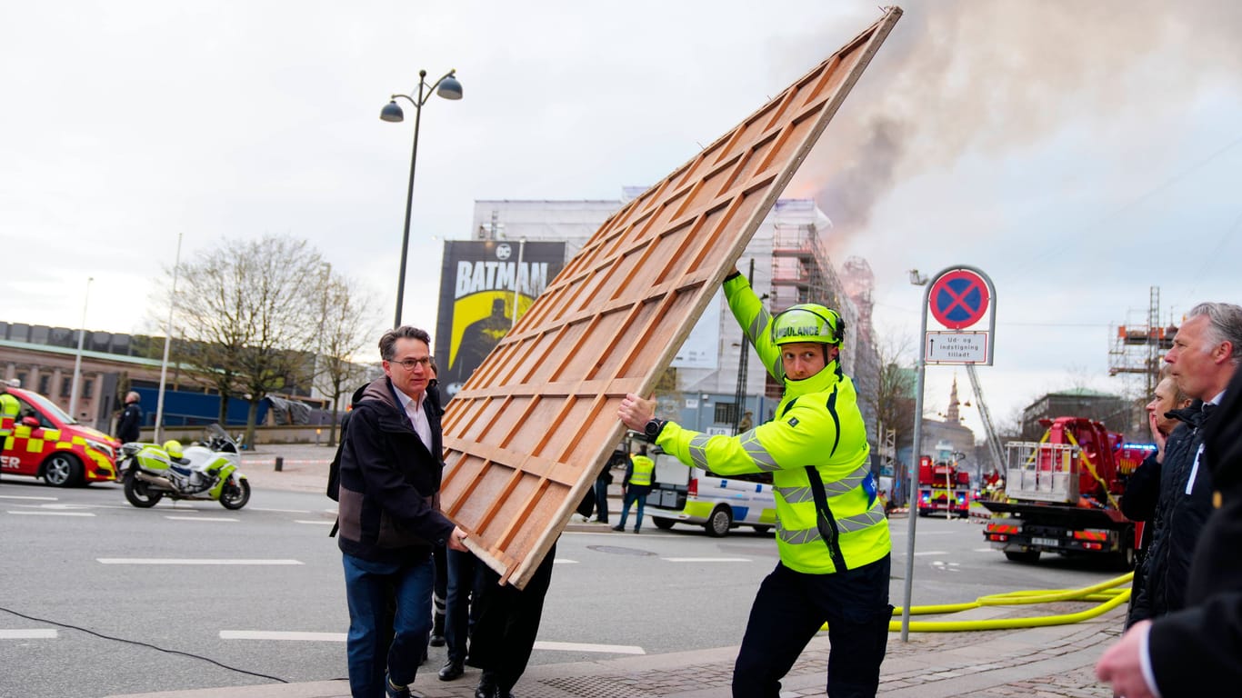 Kopenhagener Börse: Menschen tragen ein Gemälde aus dem brennenden Gebäude und bringen es in Sicherheit.