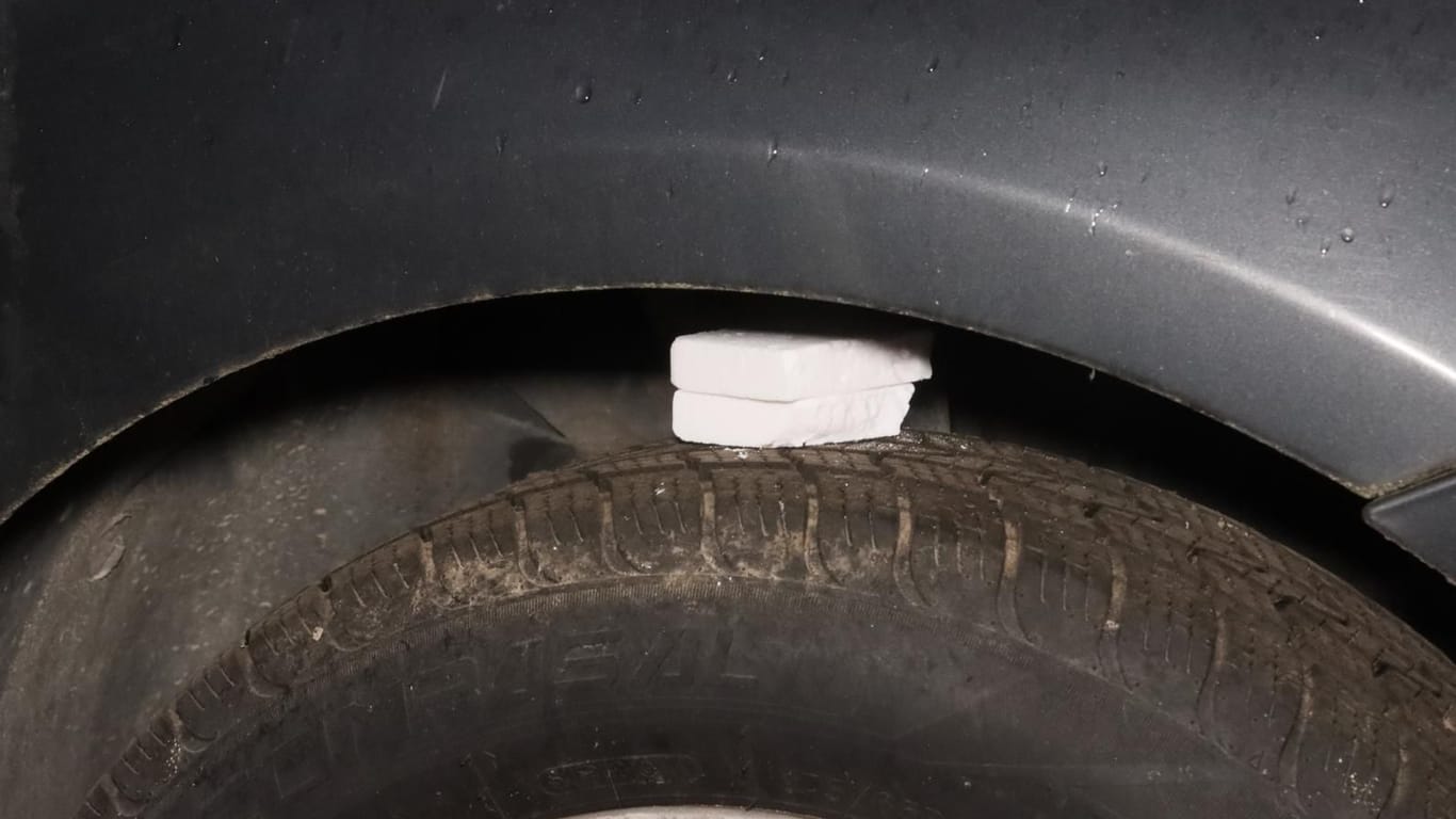 Grillanzünder auf einem Reifen: Hier an einem Auto an der JVA Plötzensee.