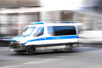 Polizeiwagen bei Einsatzfahrt Symbolbild Polizeiwagen bei Einsatzfahrt auf der Strasse Deutschland