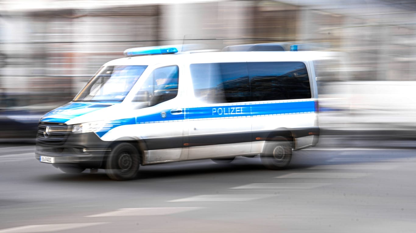 Polizeiwagen bei Einsatzfahrt Symbolbild Polizeiwagen bei Einsatzfahrt auf der Strasse Deutschland
