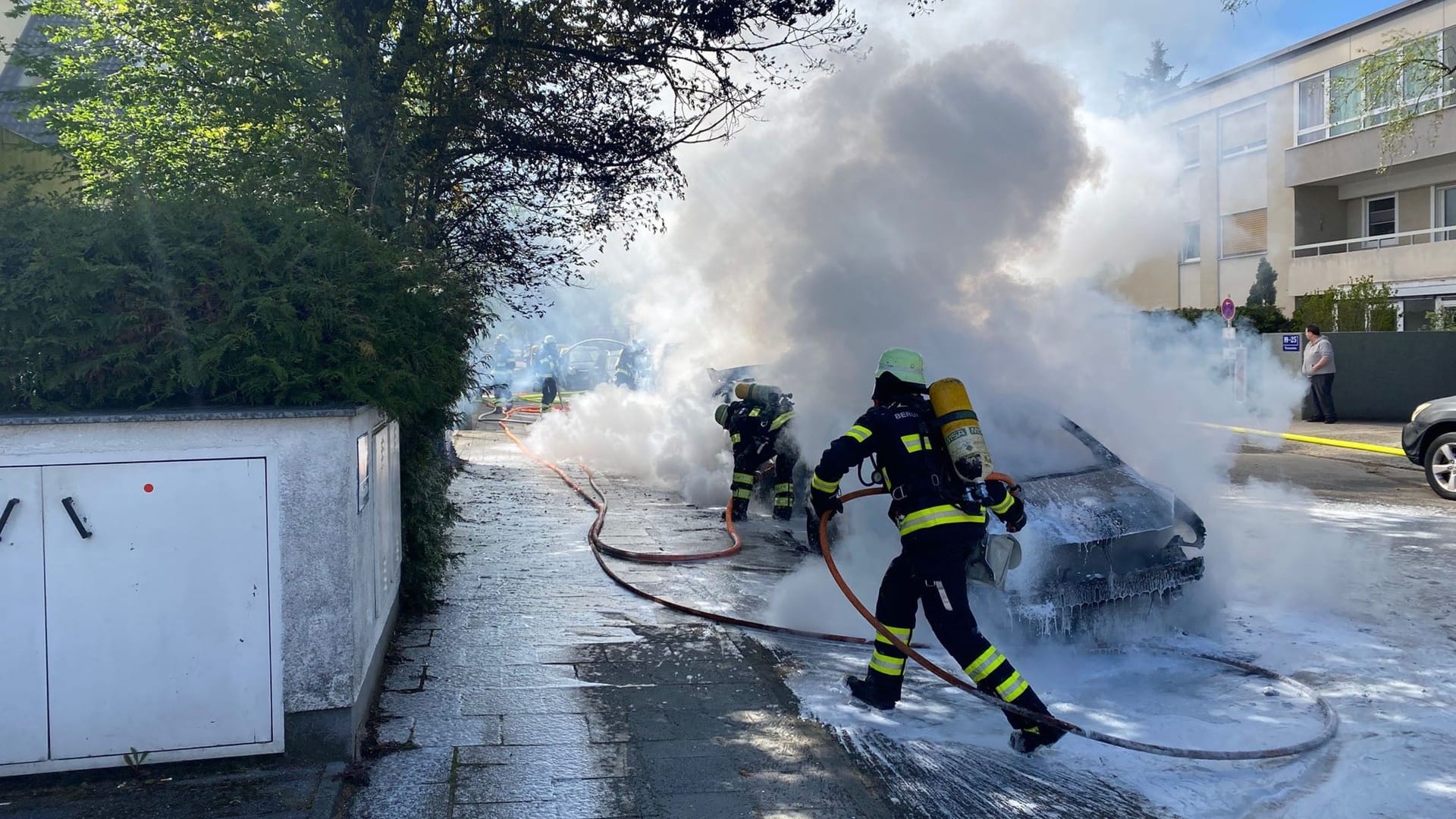 Aufgrund der erstickenden Wirkung setzte die Feuerwehr Schaum zum Löschen ein.