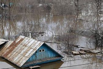 Überflutetet Haus in Orenburg, Russland. Eigentlich kommt die Zeit der großen Überflutungen noch.