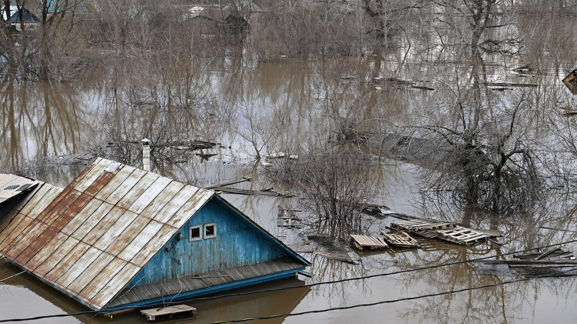 Überflutetet Haus in Orenburg, Russland. Eigentlich kommt die Zeit der großen Überflutungen noch.