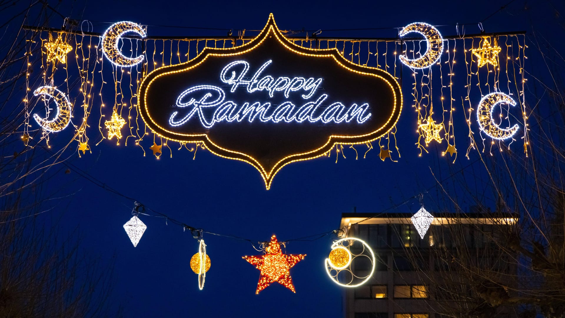 Der illuminierte Schriftzug "Happy Ramadan" (Archivbild): Der Islam-Verband Schura hofft künftig auf eine Beleuchtung zum Ramadan in Hannover.