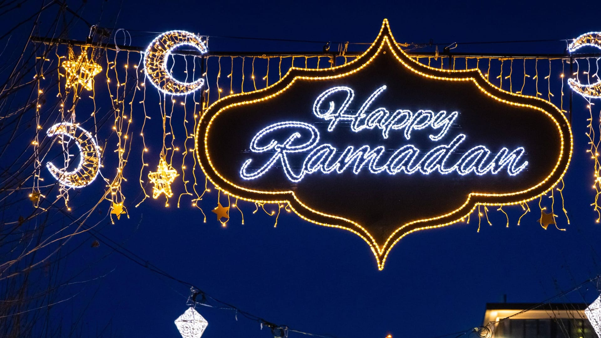 Der illuminierte Schriftzug "Happy Ramadan" (Archivbild): Der Islam-Verband Schura hofft künftig auf eine Beleuchtung zum Ramadan in Hannover.